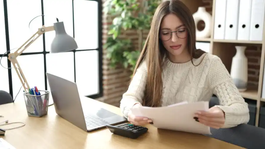 Frau arbeitet am Laptop